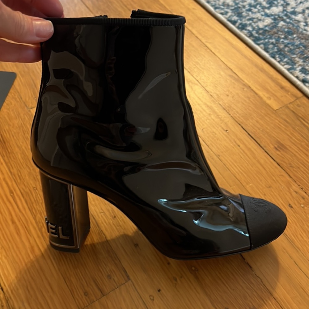 Chanel patent leather boot - Picture 3 of 5